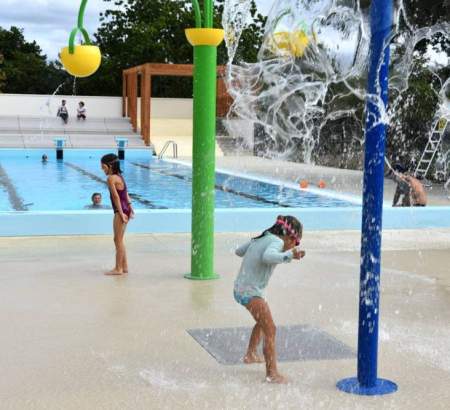 Enfants jouant dans l'espace aquatique